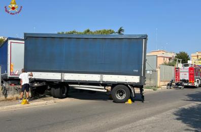 Tragedia sfiorata a Putignano: semirimorchio senza motrice a tutta velocità in discesa, finisce contro cancello di una scuola