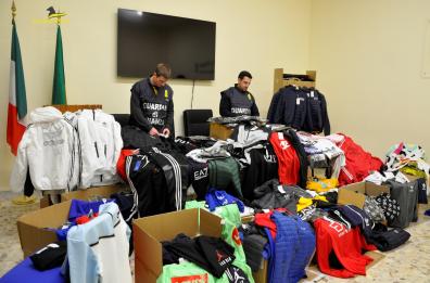 Abbigliamento e occhiali contraffatti, sequestrati circa 9mila articoli nel Foggiano
