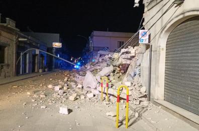 Paura a Latiano, crolla stabile in pieno centro: ospita negozio di detersivi e supermercato. «Sembra non ci siano vittime»