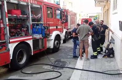 Lecce, incendio in una palazzina in via Gabrieli: sul posto sei mezzi dei Vigili del Fuoco