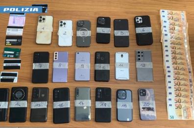 Polizia recupera 20 smartphone e 1000 euro rubati in spiaggia a Baia Verde