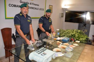 Novoli, nascondeva droga e armi nella parte superiore di uno pneumatico e in casa: 38enne arrestato
