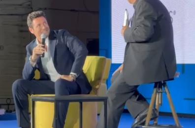 Ceglie Messapica, Giambruno scherza dal palco: «Da quando sto qui ho preso due chili…»