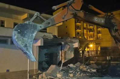 Torremaggiore, con la ruspa sventrano ufficio postale e portano via la cassaforte: choc in paese
