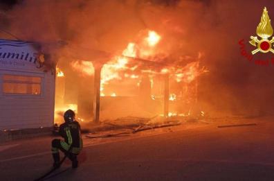 Incendio distrugge attività di ristorazione a Torre Rinalda