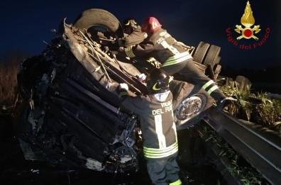 Scontro frontale tra un'auto e un camion nel Foggiano: muore sul colpo 36enne alla guida della vettura