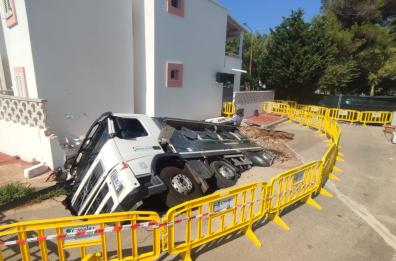 Marina di Ugento, si apre una voragine nell'asfalto e un'autospurgo sprofonda contro una palazzina 
