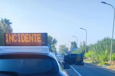 Latiano, camion si ribalta e perde carico di legna: 2 feriti e traffico in tilt sulla SS7 Via Appia