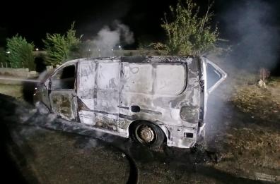 Momenti di paura a San Donaci, furgone prende fuoco sulla sp365 