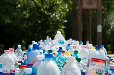 Taranto, 9mila bottigliette d'acqua conservate sotto al sole: denunciato titolare di un alimentari