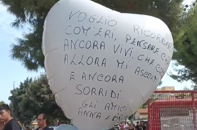 Foggia, i funerali di Giampiero Angelini: chiesa gremita per il 17enne morto in incidente