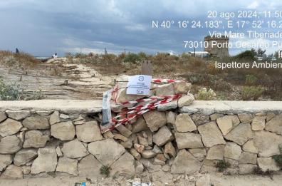 Porto Cesareo, bagnanti distruggono muretti a secco per arrivare prima al mare: denunciati