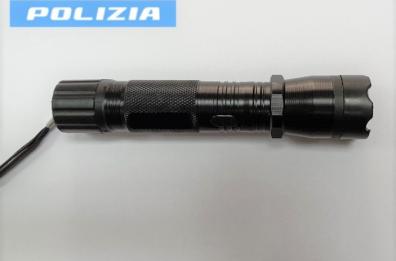 Taranto, colpito con un taser per uno «sguardo di troppo»: denunciato 21enne 