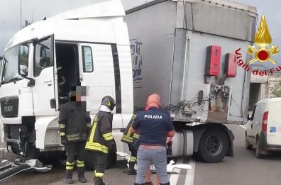 Matera, tir impatta contro guard-rail: il conducente sta bene