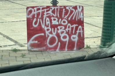 «Offertissima, uva bio rubata 99 centesimi»: l'ironia del fruttivendolo a Brindisi