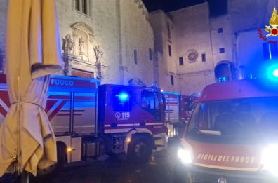 Incendio nel cuore di Bari Vecchia, difficoltà nelle strade strette: in aiuto ai vigili del fuoco anche i residenti