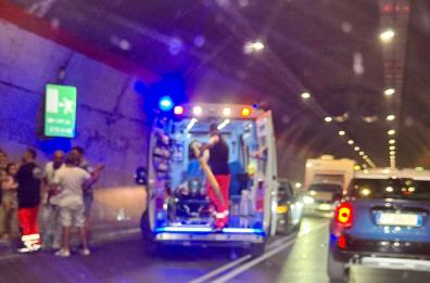 Incidente nella galleria di Monte Saraceno: distrutta auto. Ci sono dei feriti