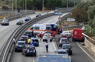 Tamponamento a catena tra auto sulla Statale 100: ci sono feriti. Traffico in tilt