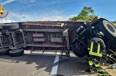 Camion si ribalta all'uscita Bari San Paolo: traffico in tilt sulla Ss16