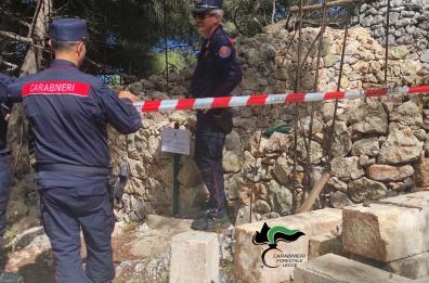 Doveva essere un deposito agricolo, ma era un casa abusiva: sequestrata area a Castrignano, 2 denunce