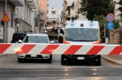 Conversano, al passaggio a livello ambulanza bloccata per mezz'ora