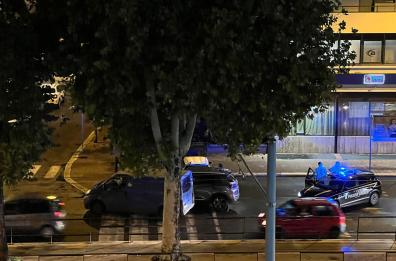 Bari, scontro tra auto e furgone in Viale della Repubblica: arriva la polizia