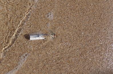 Il mare di San Cataldo restituisce un messaggio in bottiglia: «Vorrei che il mondo fosse un posto migliore»
