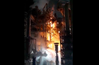 Brindisi, incendio all'interno del Petrolchimico: fiamme domate dopo ore. L'Arpa avvia rilievi