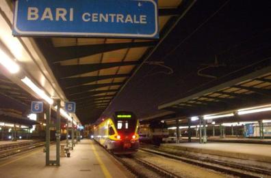 Sabato sera difficile per i viaggiatori: falso allarme bomba in stazione a Bari, ritardi e disagi