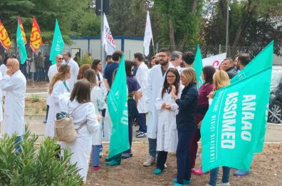 A Foggia medici in in protesta davanti al Riuniti dopo le aggressioni: «È un'emergenza sociale»
