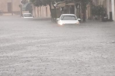 Maltempo ad Erchie, strade inondate dall'acqua: auto sommerse. Persona bloccata in un box