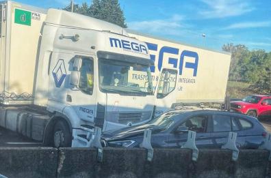 Auto contro mezzo pesante a Cavallino: chiusa carreggiata della SS16