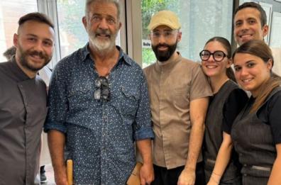 Mel Gibson, colazione a Gravina in Puglia: lo scatto con i fan