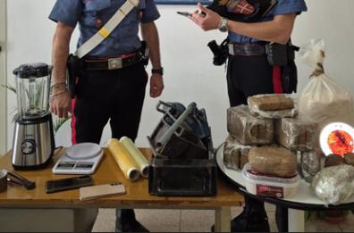 Fermate in auto nel Barese con 5kg di eroina, altra droga era nascosta in casa: 2 arresti
