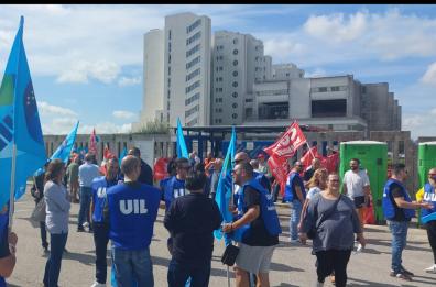 «Qui il minor numero di posti letto», a Brindisi Cgil e Uil manifestano al Perrino