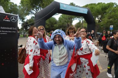  Bari, tutti pazzi per la Pigiama Run: la terza edizione della corsa solidale triplica le partecipazioni. Anche i cani in pigiama