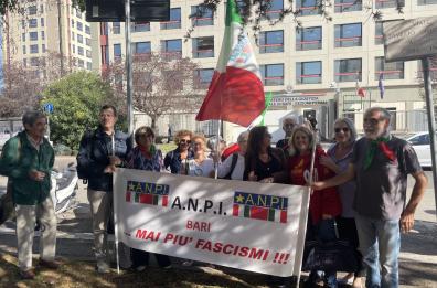 Bari, l’assalto squadrista al Libertà: «Sciogliere CasaPound, è fascista»
