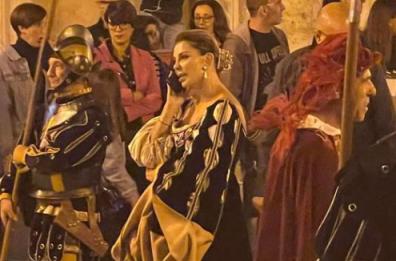 Barletta, Alba Parietti al telefono durante il corteo della Disfida si scusa: «Avevo perso una persona cara»