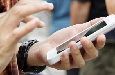 Vietare il cellulare ai nostri ragazzi? Forse è un po’ tardi 