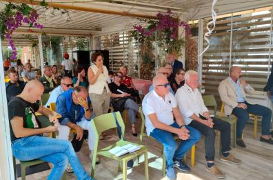 In 50 alla riunione dei seguaci di Vannacci. Il generale saluta in video: «Sabato 28 sarò in Puglia»