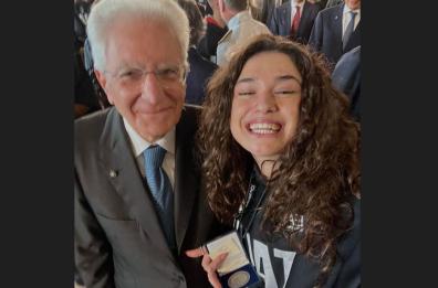 Mattarella con gli atleti di Parigi 2024: «Grazie a Benny Pilato». Il selfie con la nuotatrice tarantina