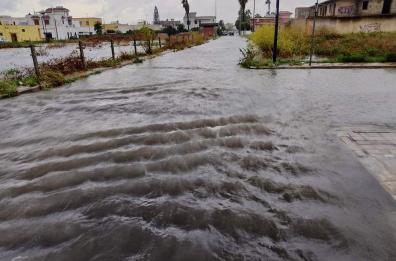 Piogge torrenziali, cede parte del lungomare ad Andrano: il maltempo flagella il Salento 