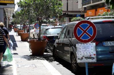 Bari, rivoluzione al Libertà con la sosta a pagamento totale: strisce blu fino a via Brigata Regina