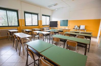 Torna a scuola dopo 550 giorni di assenza, ma scopre di essere stato licenziato: storia di un docente tarantino