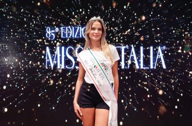 Miss Italia, la pugliese Nicole Pentrelli di Toritto premiata con la fascia di Miss Miluna
