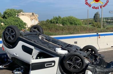Auto si ribalta sulla SS101 a Lequile: conducente estratta dalle lamiere