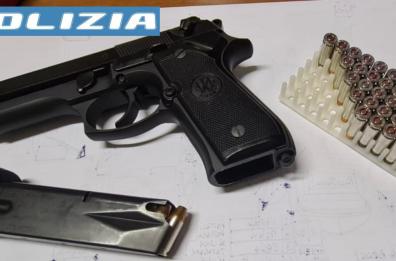 Minaccia la compagna con una pistola, 14 colpi pronti nel caricatore: arrestato 57enne a Matera