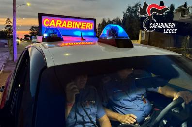 Lecce, li vedono mentre tentano di rubare un'auto: passanti chiamano i carabinieri e li fanno arrestare