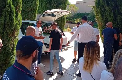 Omicidio di Molfetta, al cimitero di Bari i funerali blindati di Antonella Lopez. Tensioni con i giornalisti