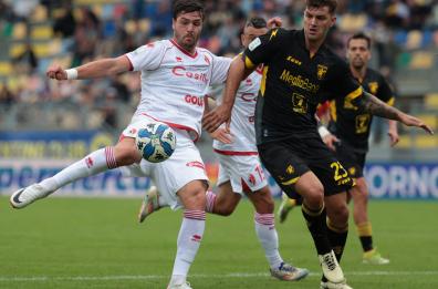 Lancia bomba carta allo stadio di Frosinone causando trauma a vigile del fuoco: arresto e Daspo per tifoso barese